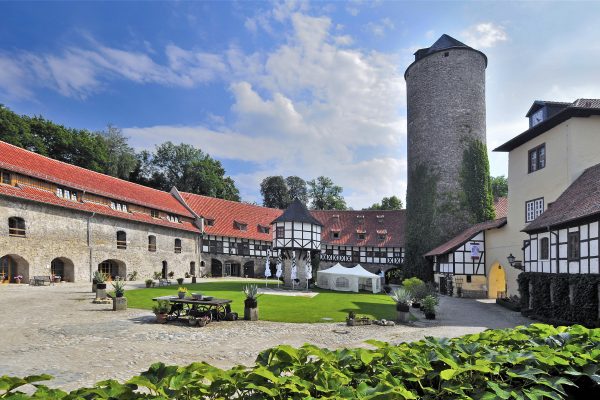 Großer Burghof des Hotel Westerburg Wasserschloss