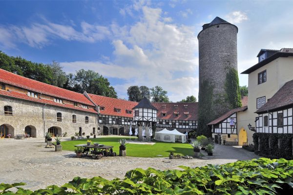 GrosserBurghof2 Großer Burghof des Hotel Westerburg Wasserschloss